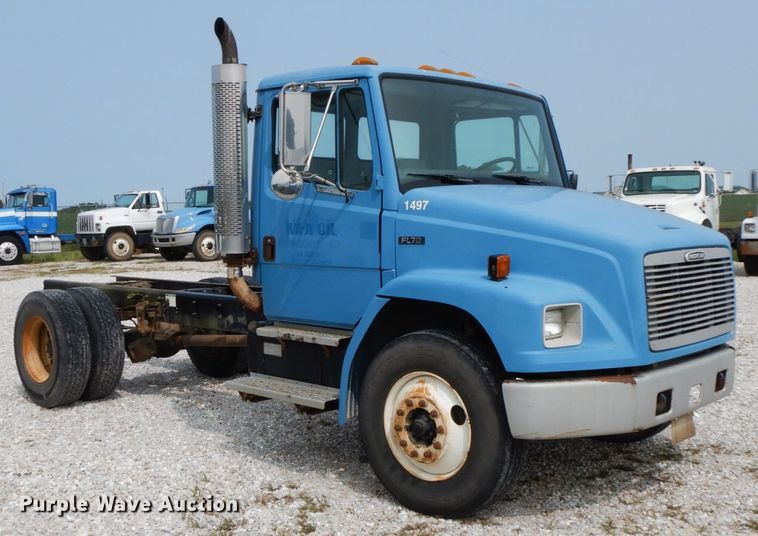 image for item HJ9677 2002 Freightliner FL70  truck cab and chassis