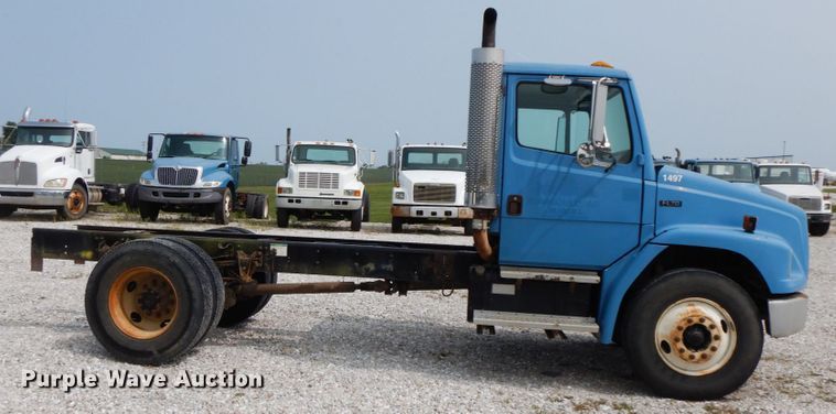 image for item HJ9677 2002 Freightliner FL70  truck cab and chassis