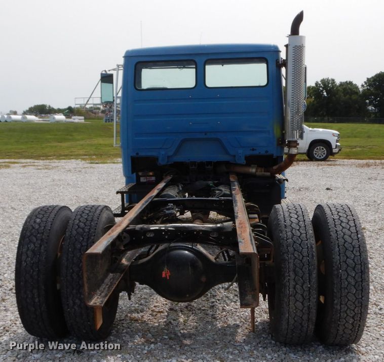 image for item HJ9677 2002 Freightliner FL70  truck cab and chassis