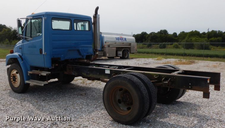 image for item HJ9677 2002 Freightliner FL70  truck cab and chassis