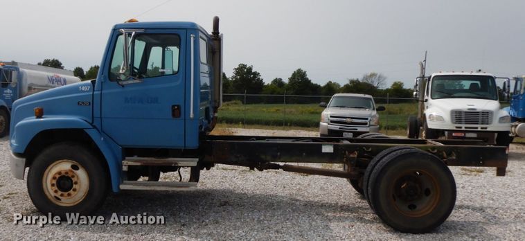 image for item HJ9677 2002 Freightliner FL70  truck cab and chassis