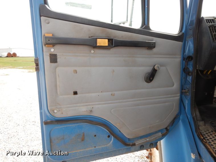 image for item HJ9677 2002 Freightliner FL70  truck cab and chassis