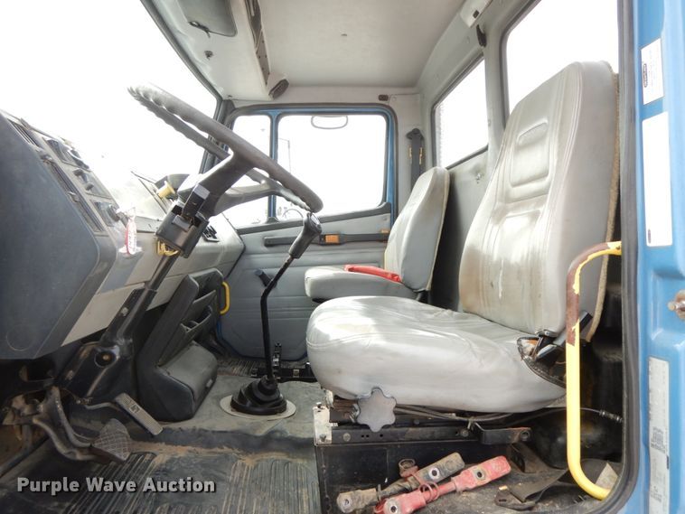 image for item HJ9677 2002 Freightliner FL70  truck cab and chassis