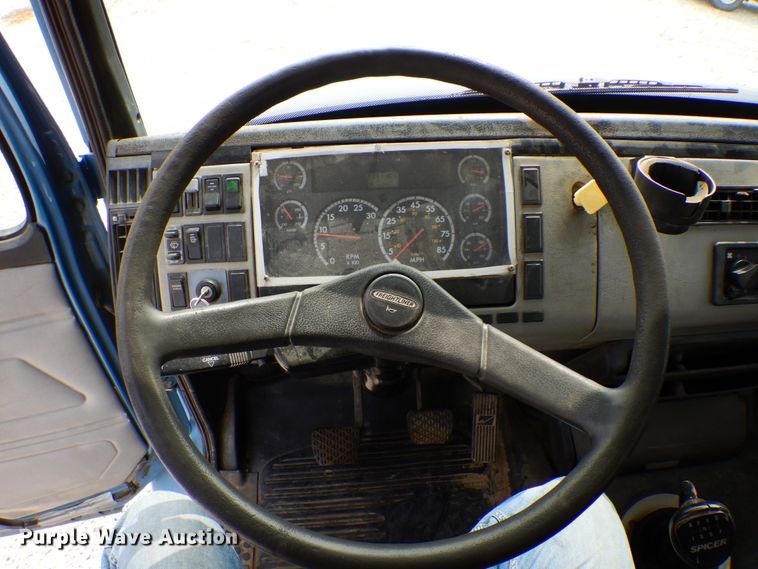 image for item HJ9677 2002 Freightliner FL70  truck cab and chassis