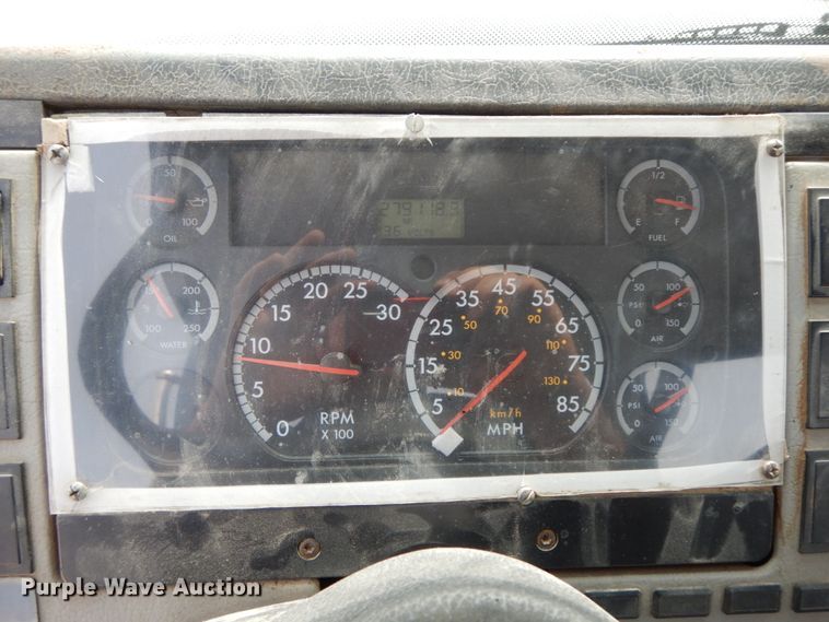 image for item HJ9677 2002 Freightliner FL70  truck cab and chassis