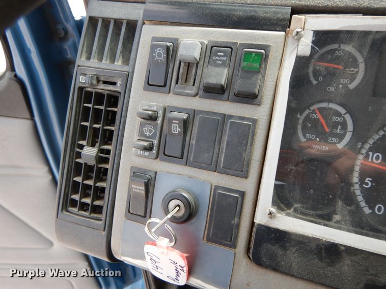 image for item HJ9677 2002 Freightliner FL70  truck cab and chassis