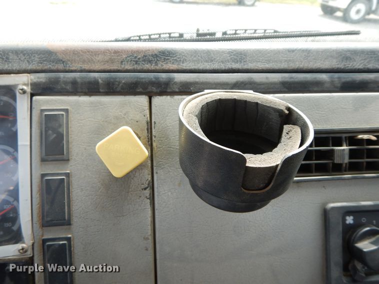 image for item HJ9677 2002 Freightliner FL70  truck cab and chassis