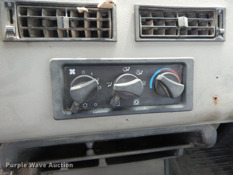 image for item HJ9677 2002 Freightliner FL70  truck cab and chassis