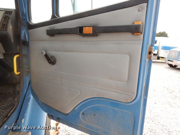 image for item HJ9677 2002 Freightliner FL70  truck cab and chassis