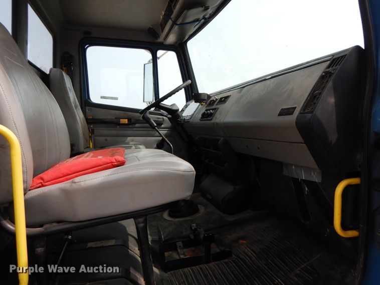 image for item HJ9677 2002 Freightliner FL70  truck cab and chassis