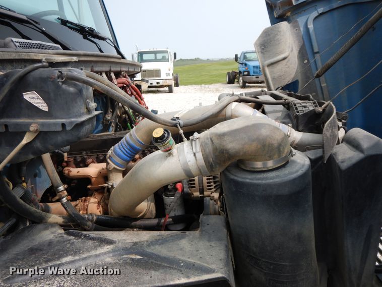 image for item HJ9677 2002 Freightliner FL70  truck cab and chassis