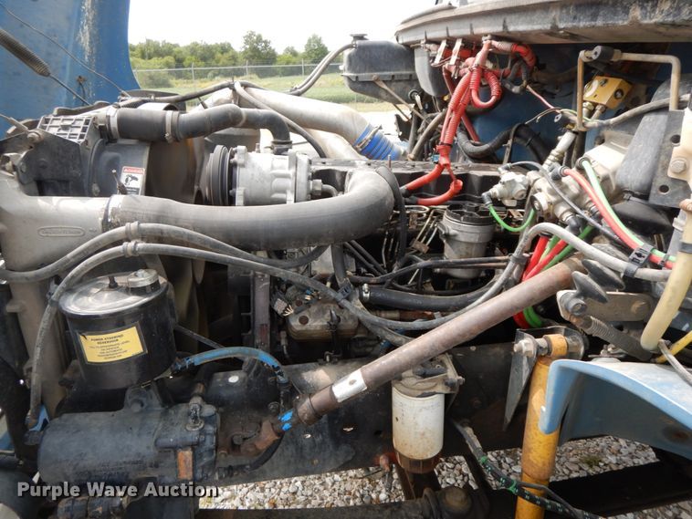 image for item HJ9677 2002 Freightliner FL70  truck cab and chassis