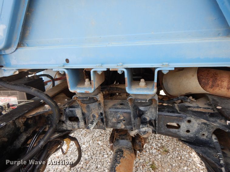 image for item HJ9677 2002 Freightliner FL70  truck cab and chassis