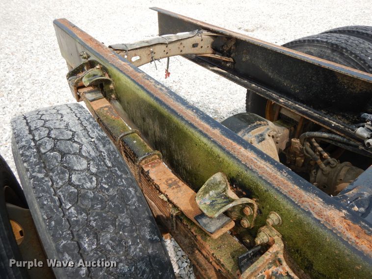 image for item HJ9677 2002 Freightliner FL70  truck cab and chassis