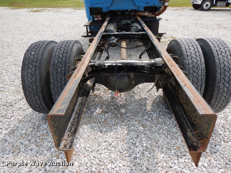 image for item HJ9677 2002 Freightliner FL70  truck cab and chassis