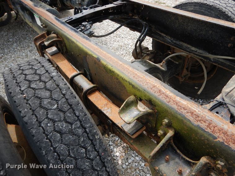 image for item HJ9677 2002 Freightliner FL70  truck cab and chassis