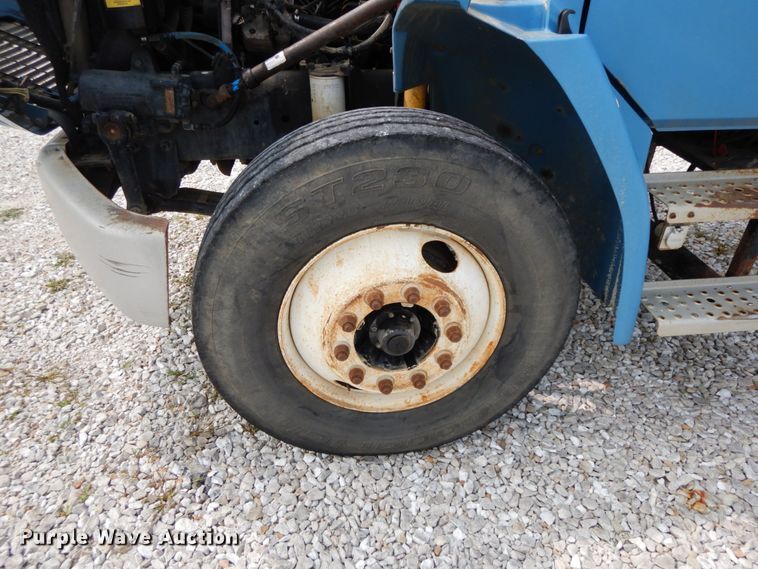 image for item HJ9677 2002 Freightliner FL70  truck cab and chassis