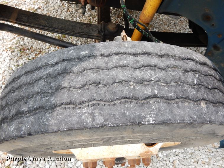 image for item HJ9677 2002 Freightliner FL70  truck cab and chassis