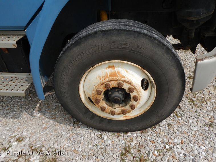 image for item HJ9677 2002 Freightliner FL70  truck cab and chassis