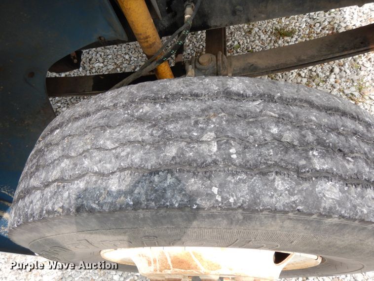 image for item HJ9677 2002 Freightliner FL70  truck cab and chassis