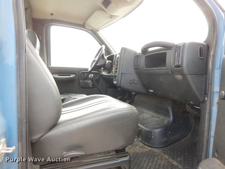 image for item HJ9678 2008 Chevrolet C8500  truck cab and chassis