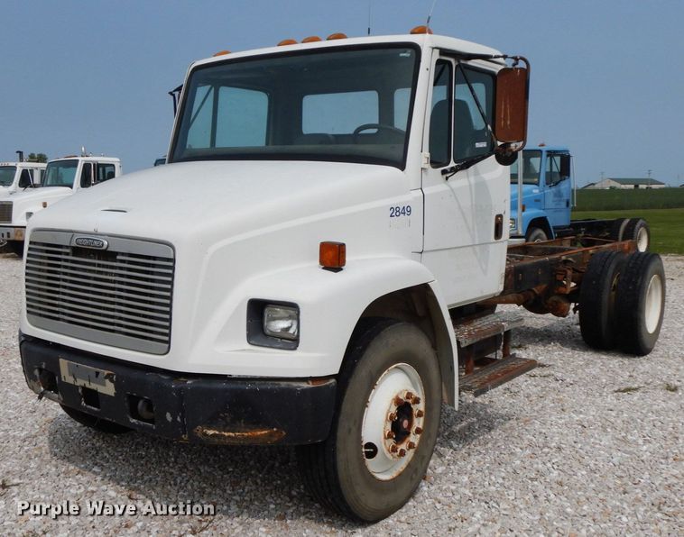 image for item HJ9679 2001 Freightliner FL70  truck cab and chassis