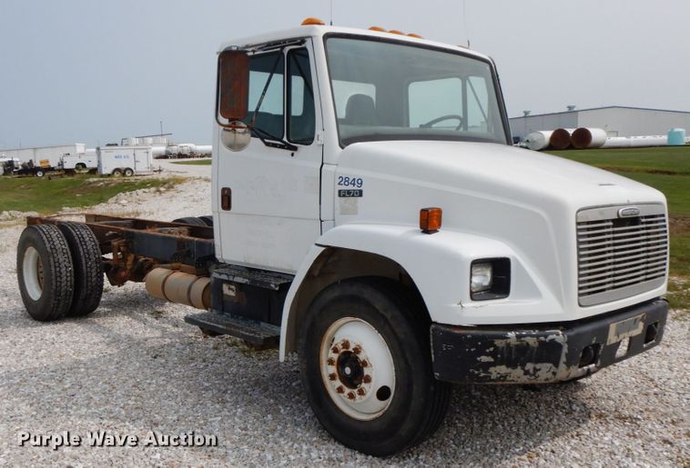 image for item HJ9679 2001 Freightliner FL70  truck cab and chassis