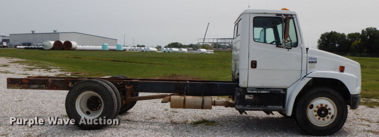 image for item HJ9679 2001 Freightliner FL70  truck cab and chassis