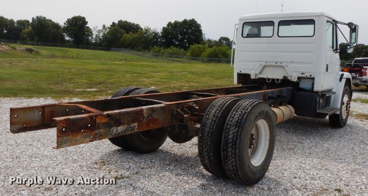 image for item HJ9679 2001 Freightliner FL70  truck cab and chassis