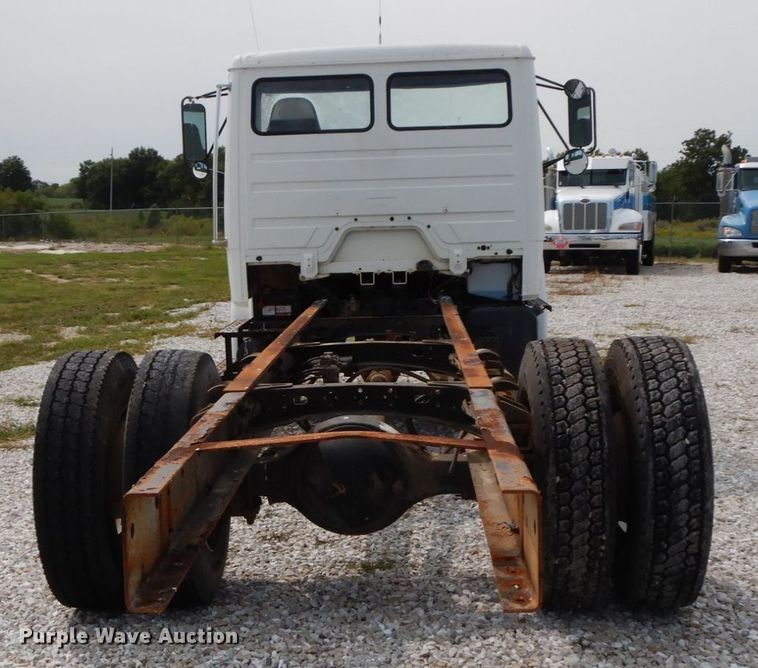 image for item HJ9679 2001 Freightliner FL70  truck cab and chassis