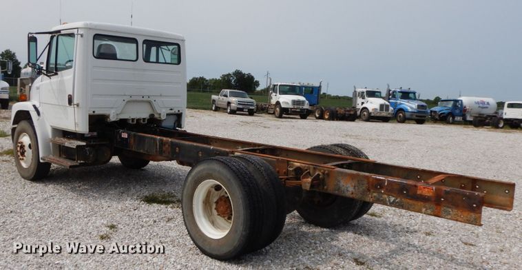 image for item HJ9679 2001 Freightliner FL70  truck cab and chassis