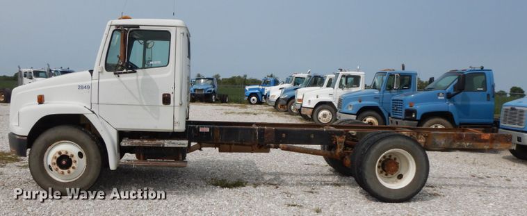 image for item HJ9679 2001 Freightliner FL70  truck cab and chassis