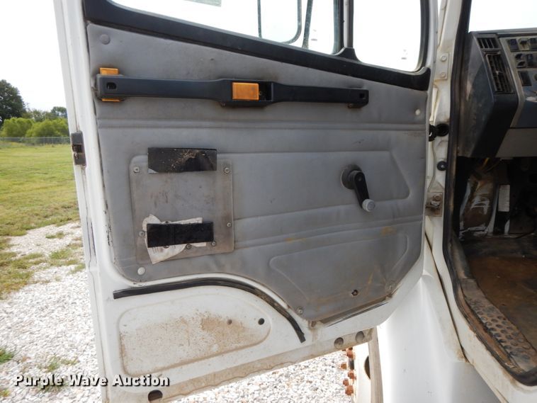 image for item HJ9679 2001 Freightliner FL70  truck cab and chassis