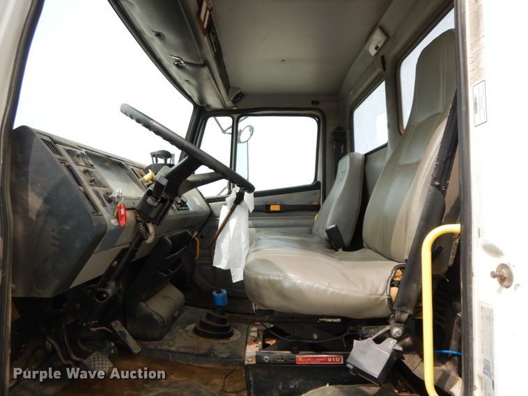 image for item HJ9679 2001 Freightliner FL70  truck cab and chassis