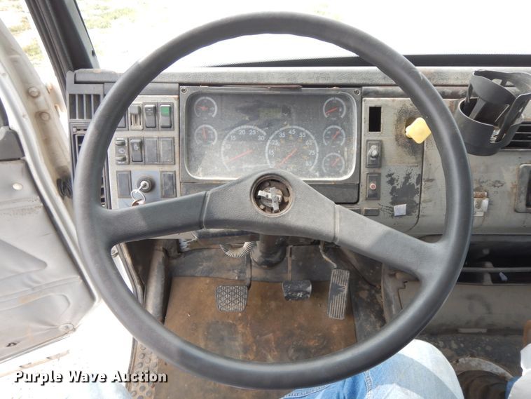 image for item HJ9679 2001 Freightliner FL70  truck cab and chassis