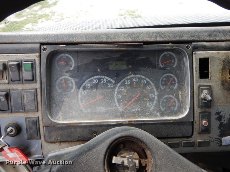 image for item HJ9679 2001 Freightliner FL70  truck cab and chassis