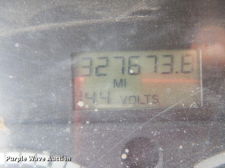 image for item HJ9679 2001 Freightliner FL70  truck cab and chassis