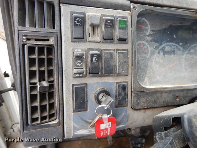 image for item HJ9679 2001 Freightliner FL70  truck cab and chassis