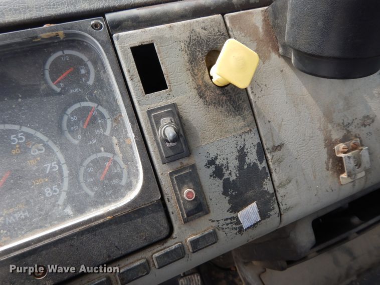 image for item HJ9679 2001 Freightliner FL70  truck cab and chassis