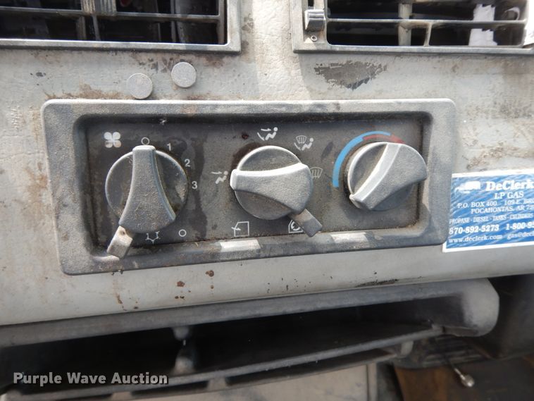 image for item HJ9679 2001 Freightliner FL70  truck cab and chassis