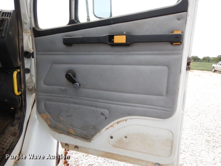 image for item HJ9679 2001 Freightliner FL70  truck cab and chassis