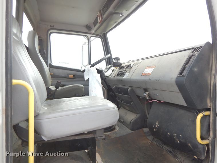 image for item HJ9679 2001 Freightliner FL70  truck cab and chassis