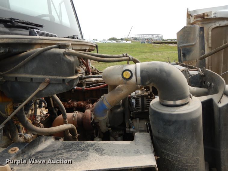 image for item HJ9679 2001 Freightliner FL70  truck cab and chassis