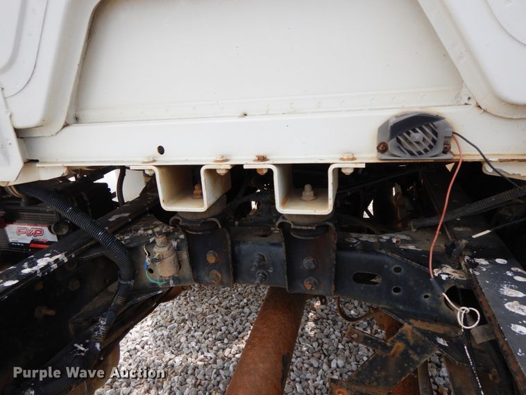 image for item HJ9679 2001 Freightliner FL70  truck cab and chassis