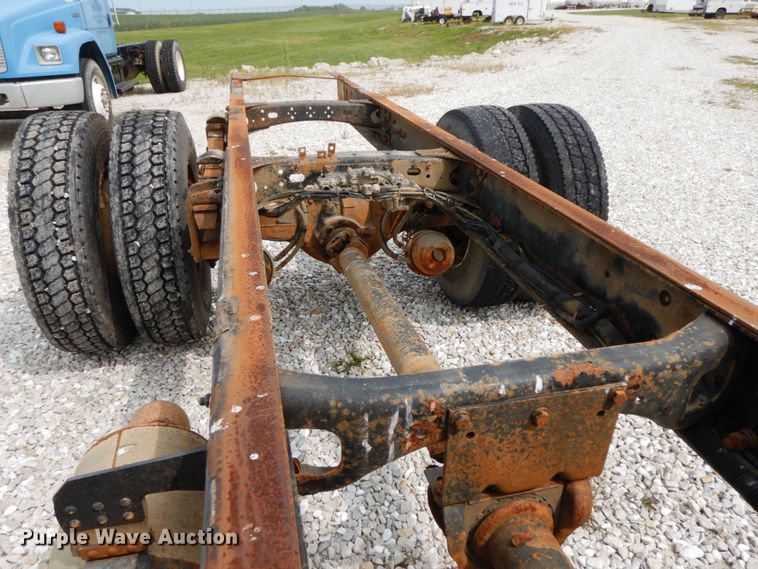 image for item HJ9679 2001 Freightliner FL70  truck cab and chassis