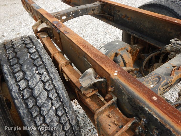 image for item HJ9679 2001 Freightliner FL70  truck cab and chassis