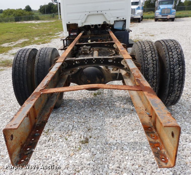 image for item HJ9679 2001 Freightliner FL70  truck cab and chassis