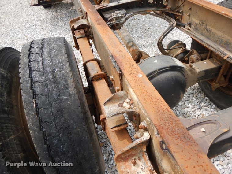 image for item HJ9679 2001 Freightliner FL70  truck cab and chassis