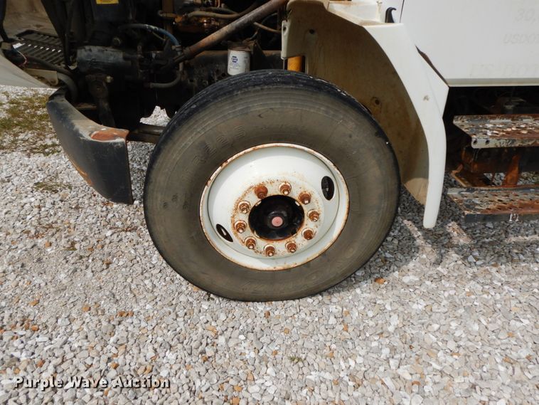 image for item HJ9679 2001 Freightliner FL70  truck cab and chassis