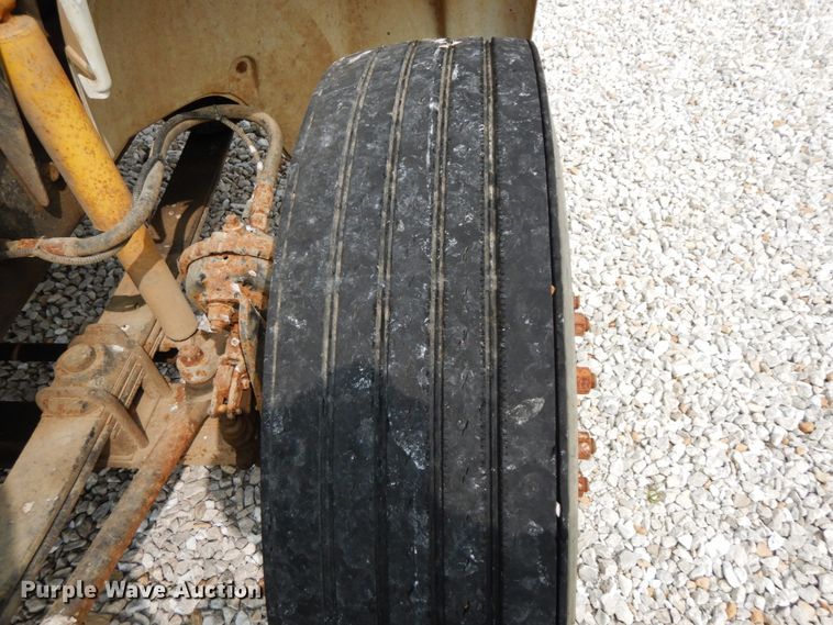 image for item HJ9679 2001 Freightliner FL70  truck cab and chassis